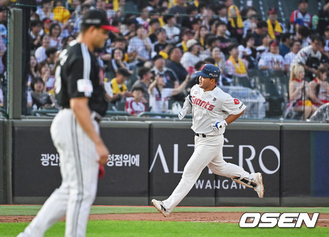 [OSEN=부산, 이석우 기자] 27일 부산 사직야구장에서 2026 신한 SOL KBO 리그 롯데 자이언츠와 LG 트윈스의 경기가 열렸다. 홈팀 롯데는 나균안이, 방문팀 LG는 치리노스가 선발 출전했다.롯데 자이언츠 김동현이 2회말 좌중월 솔로 홈런을 치고 그라운드를 돌고 있다. 2026.05.27 / foto0307@osen.co.kr