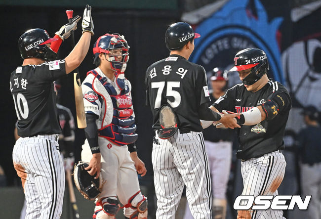 [OSEN=부산, 이석우 기자] 27일 부산 사직야구장에서 2026 신한 SOL KBO 리그 롯데 자이언츠와 LG 트윈스의 경기가 열렸다. 홈팀 롯데는 나균안이, 방문팀 LG는 치리노스가 선발 출전했다.LG 트윈스 박동원이 3회초 2사 2루 좌월 2점 홈런을 치고 하이파이브를 하고 있다. 2026.05.27 / foto0307@osen.co.kr