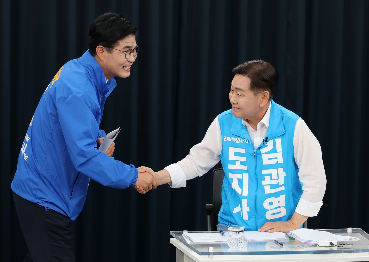 6·3 지방선거에 출마한 더불어민주당 이원택(왼쪽) 전북특별자치도지사 후보와 무소속 김관영 후보가 19일 JTV 전주방송에서 열린 토론회에 앞서 인사하고 있다. [연합뉴스]