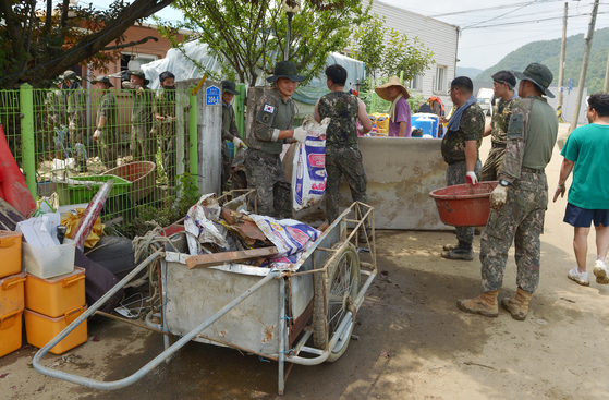 충남 논산시 벌곡면 신양리마을에 출동한 육군 32사단 백룡부대 장병들이 수해복구 활동을 하고 있다. 김성태 객원기자.