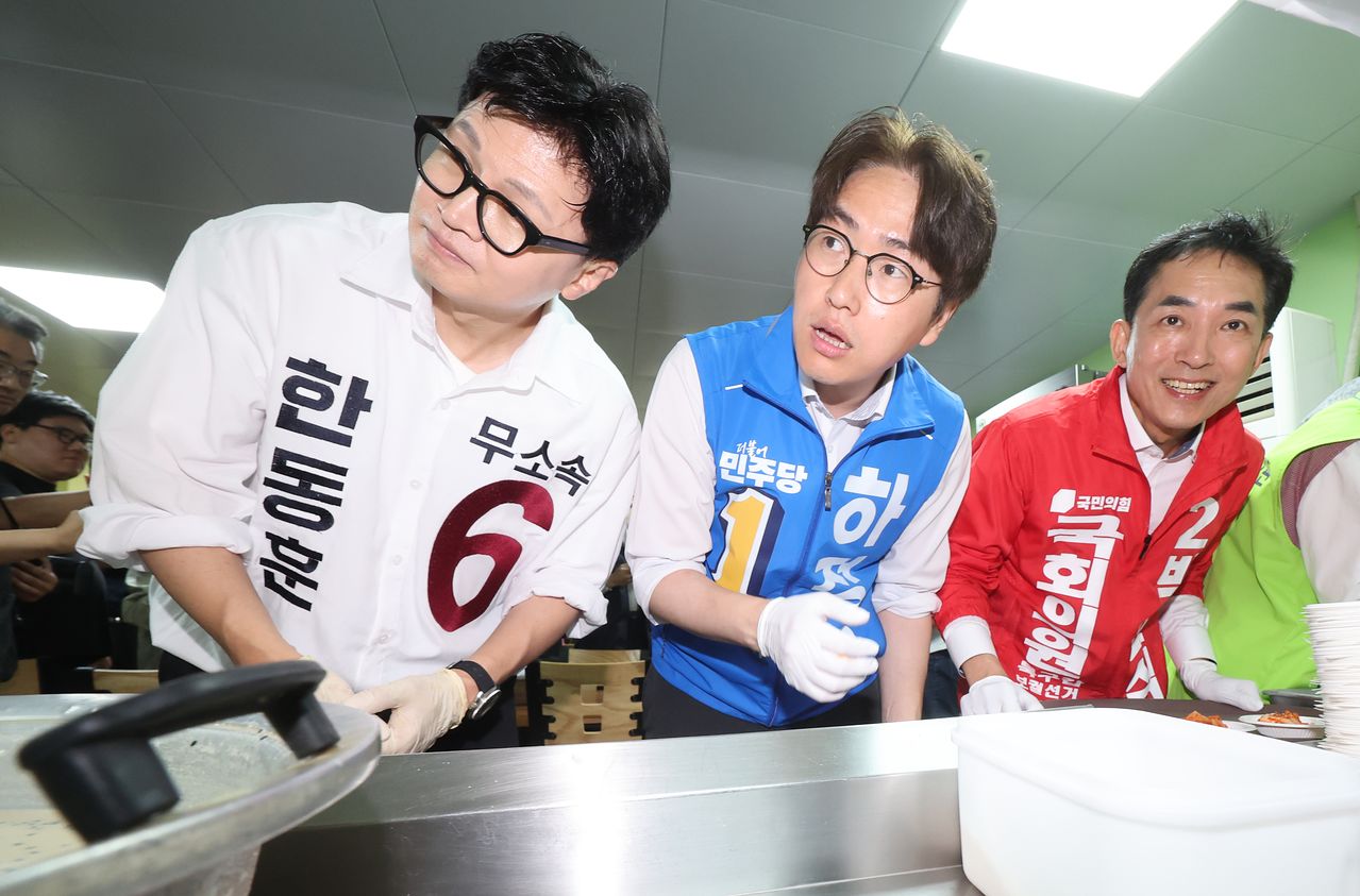 부산 북구갑 국회의원 보궐선거에 출마한 무소속 한동훈 후보, 더불어민주당 하정우 후보, 국민의힘 박민식 후보(왼쪽부터)가 21일 부산 북구 남산정종합사회복지관에서 열린 콩국수 나눔 행사에 참석해 콩국수 배달 봉사를 하며 어르신들께 지지를 호소하고 있다. [송봉근 객원기자]