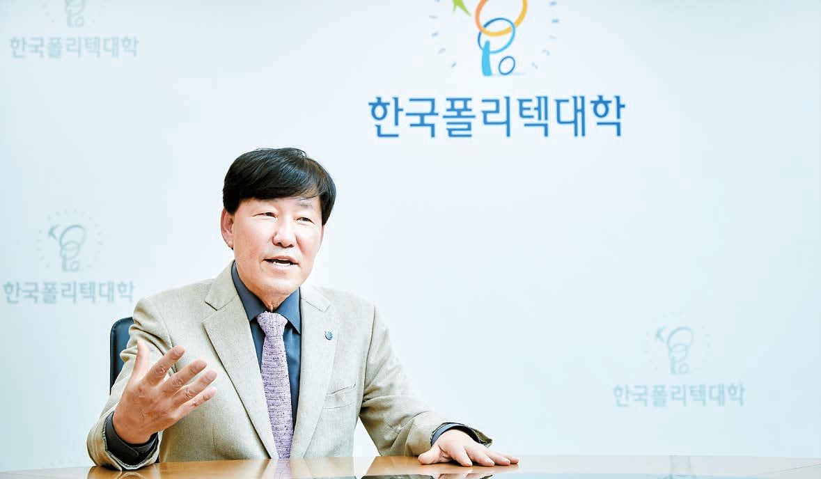이철수 한국폴리텍대학 이사장은 “AI는 현대판 훈민정음과 같은 시대의 공용 언어”라며 “직업교육을 통해 국민 누구나 AI를 이해하고 활용할 수 있는 역량을 갖출 수 있도록 하겠다”고 말했다. 조인기 프리랜서