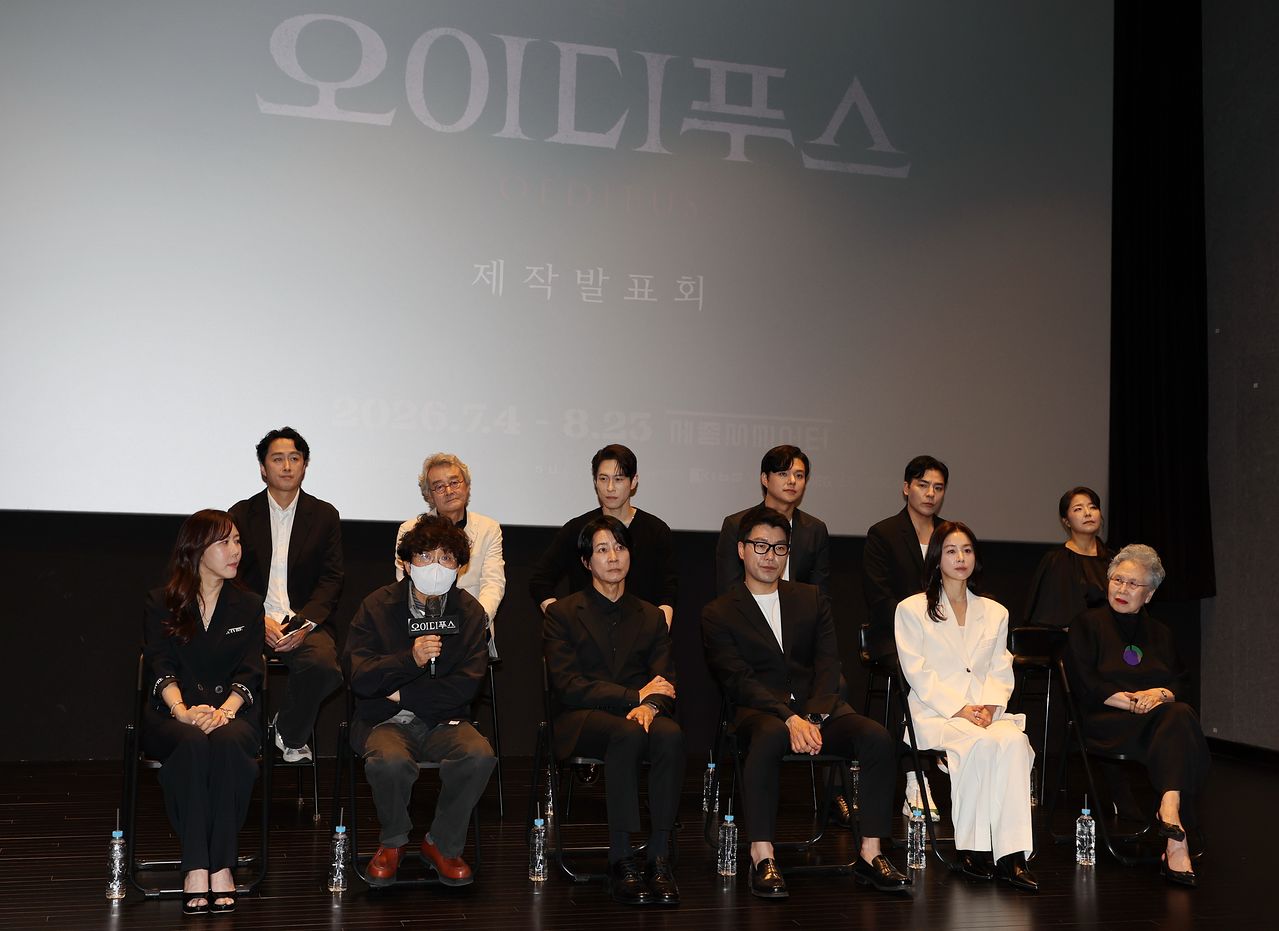 27일 서울 신당동 충무아트센터에서 열린 연극 ‘오이디푸스’ 제작 발표회에서 참여한 배우와 제작진. 연합뉴스