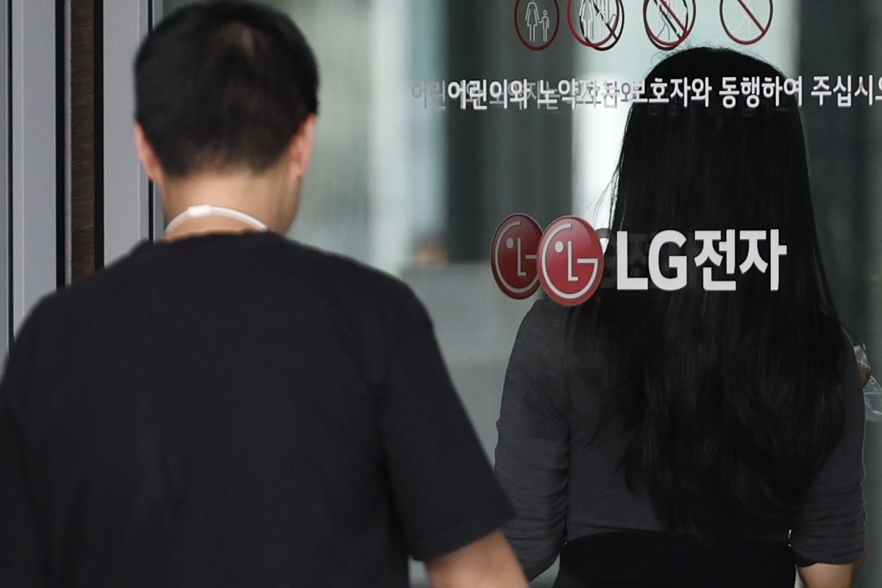  27일 서울시 강서구 LG전자 마곡업무센터에서 직원들이 드나들고 있다. 뉴스1