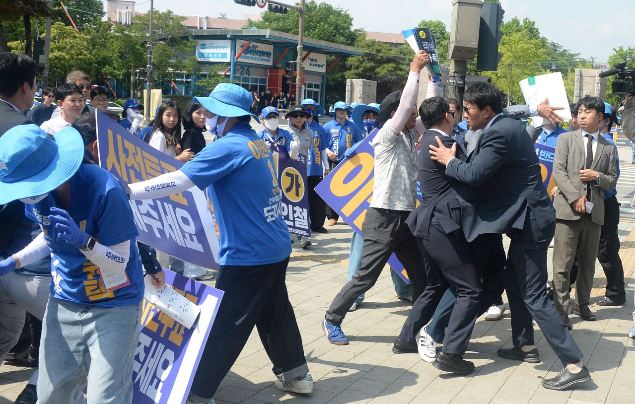 정청래사당화저지 범도민대책회의 관계자들이 25일 전북 전주시 전북대학교 구정문에서 열린 더불어민주당 전북특별자치도당 집중유세 현장에서 기습시위를 열고 정청래 더불어민주당 당대표의 사퇴를 촉구하고 있다. [뉴시스]