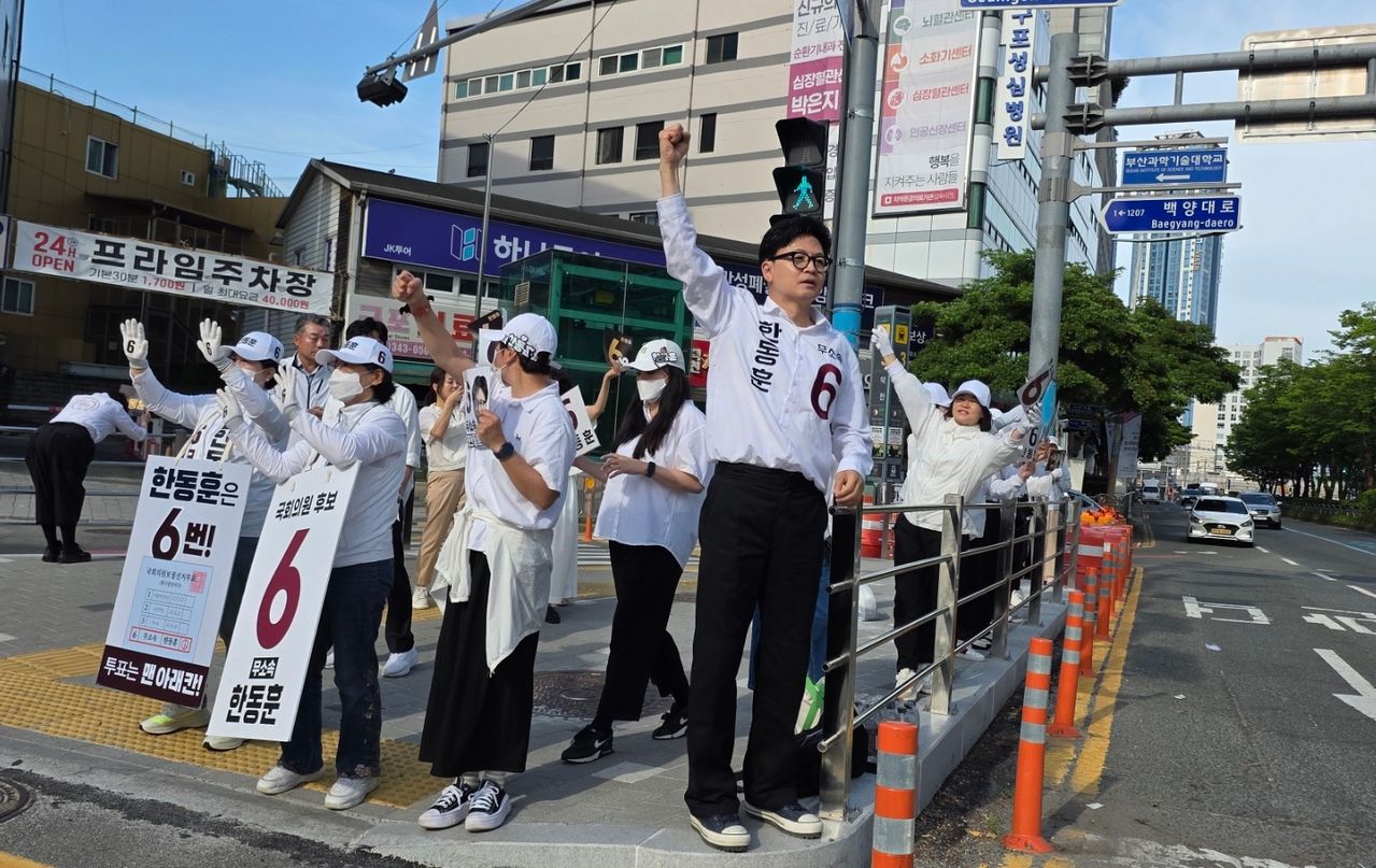 부산 북갑 보궐선거에 출마한 한동훈 무소속 후보가 26일 오전 부산 북구 덕천역 사거리에서 선거 운동을 하고 있다. 부산=양수민 기자