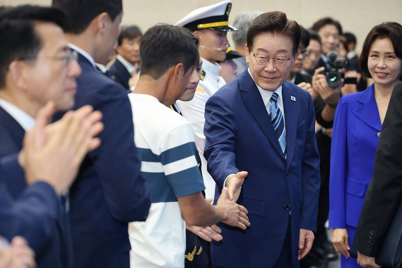 이재명 대통령과 김혜경 여사가 27일 부산 영도구에서 열린 제31회 바다의 날 기념식에서 참석자들과 악수하고 있다. 청와대사진기자단