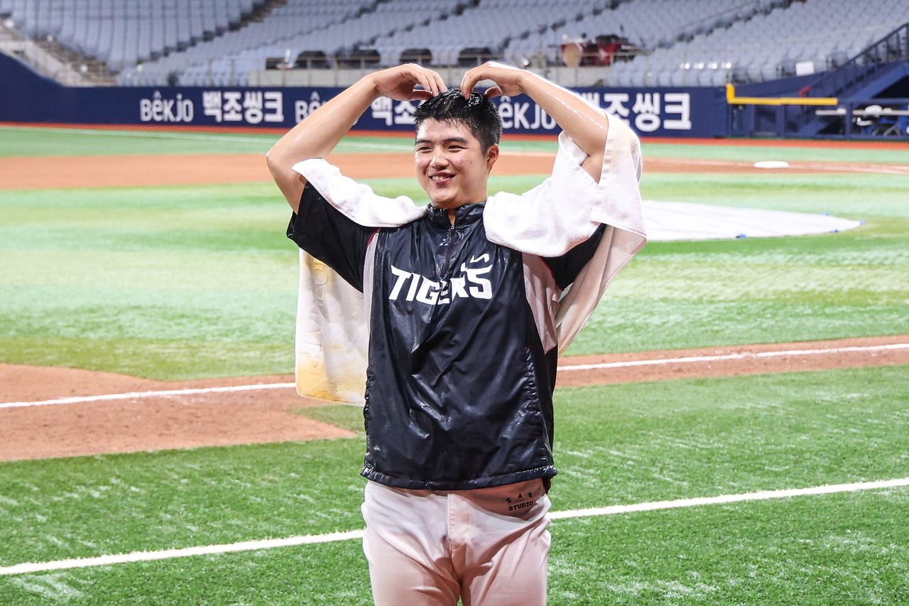 첫 승을 따낸 뒤 동료선수들의 축하 물 세례를 받고 포즈를 취하는 김태형. 사진 KIA 타이거즈