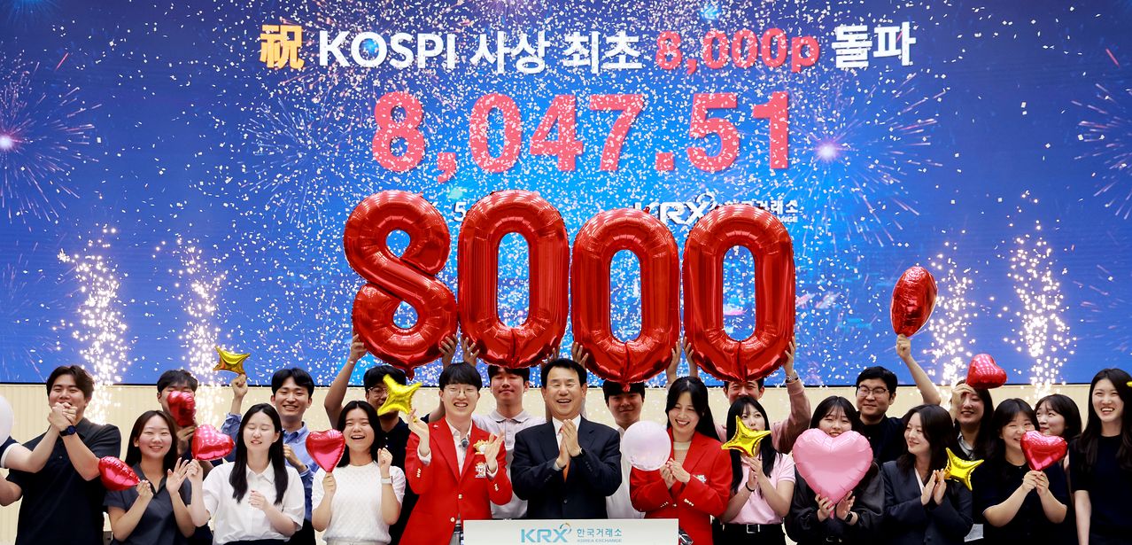 코스피가 종가 기준 8000포인트를 넘긴 26일 서울 여의도 한국거래소 홍보관에서 정은보 한국거래소 이사장과 관계자들이 코스피 8000 돌파를 축하하는 세리머니를 하고 있다. 뉴스1