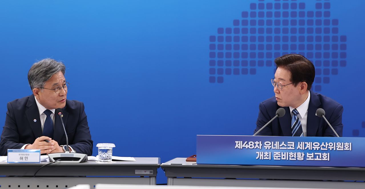 이재명 대통령이 27일 부산 해운대구에서 열린 제48차 유네스코 세계유산위원회 개최 준비 현황 보고회에서 허민 국가유산청장과 대화하고 있다.   한국이 의장국인 제48차 세계유산위원회는 오는 7월 부산에서 열린다. 연합뉴스
