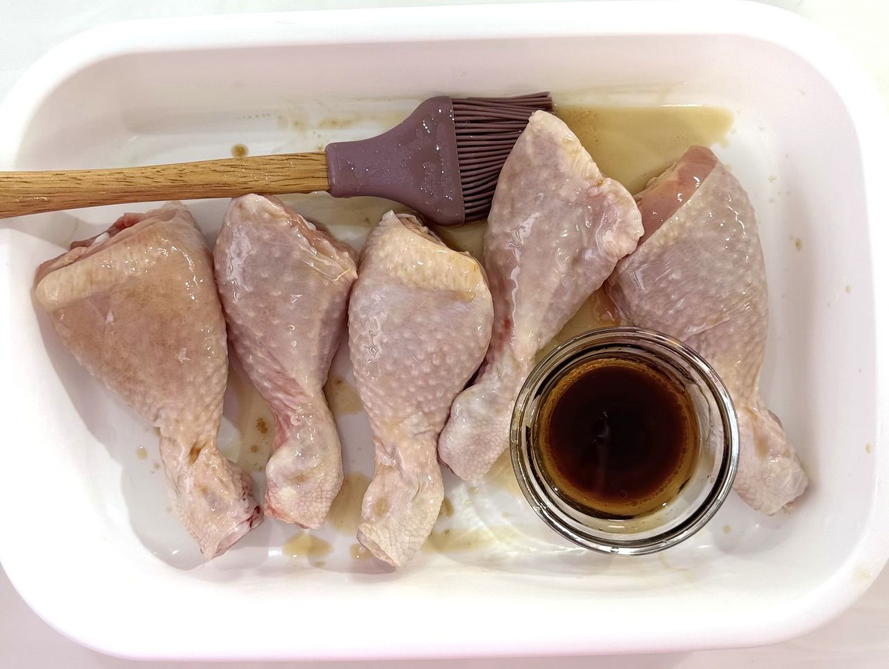 처음에 맛간장과 참기름을 섞은 유장을 바른 뒤 찌고, 중간에 한 번 유장을 발라준다 . 사진 이정웅