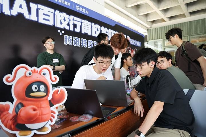 지난 3월 19일 열린 '텐센트 AI 대학교행 오픈클로(OpenClaw) 전용 열차' 선전(深圳)대학 행사 현장에서 텐센트 AI 에이전트 워크버디(Workbuddy)를 살펴보는 학생들. 신화통신