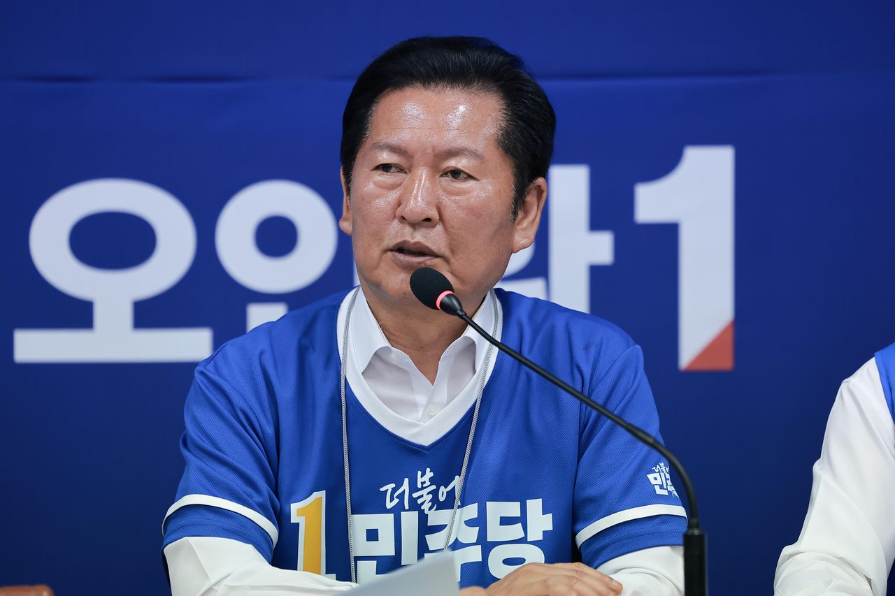 정청래 더불어민주당 총괄상임선거대책위원장이 27일 충남 논산시 오인환 논산시장 후보 선거사무소에서 열린 현장 중앙선대위 회의에 참석해 발언하고 있다. 연합뉴스