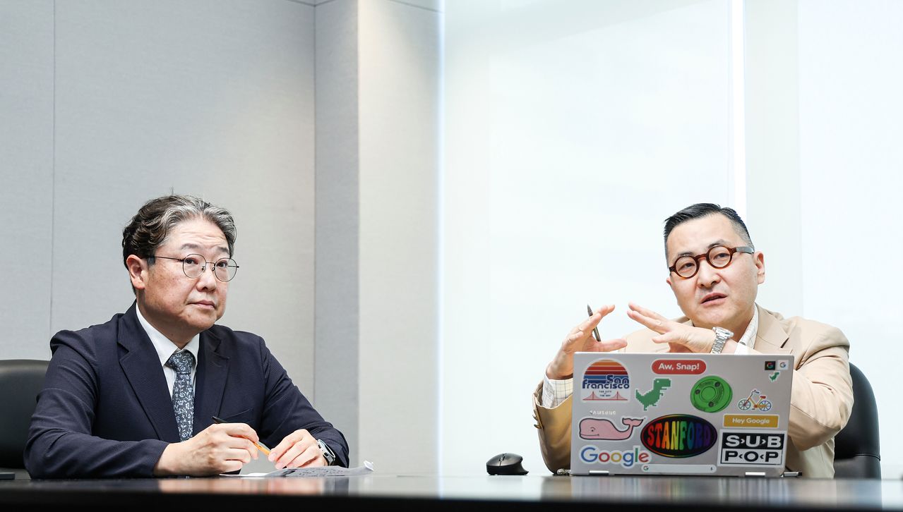 이택수 리얼미터 대표(왼쪽)와 한규섭 서울대 언론정보학과 교수가 중앙일보 사옥에서 지방선거 판세 등에 대해 토론하고 있다. 김경록 기자
