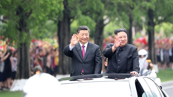 2019년 6월 20일 북한 평양 방문에 나선 시진핑 중국 국가주석이 김정은 북한 국무위원장과 함께 무개차에 올라 환영 나온 평양 시민들에게 손을 흔들며 인사하고 있다. 사진 중국 신화망 캡처
