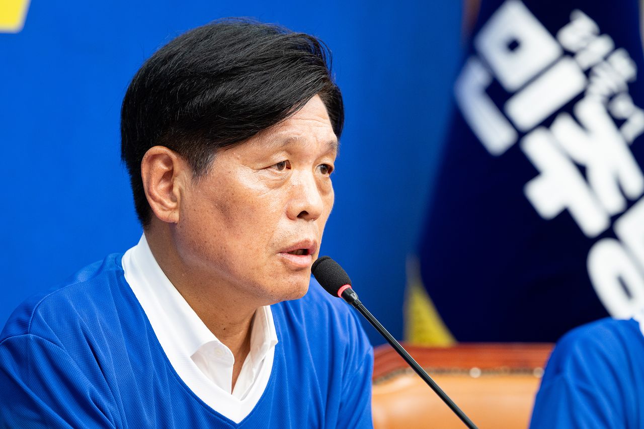 조승래 더불어민주당 사무총장(총괄선대본부장)이 26일 서울 여의도 국회에서 열린 지방선거 관련 기자간담회에서 모두 발언을 하고 있다. 뉴스1