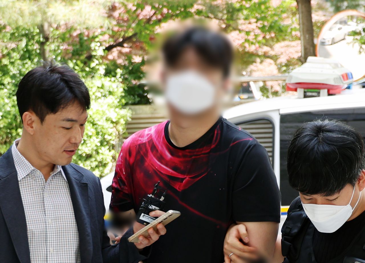 인천에서 보복 대행을 저지른 20대 남성이 지난 18일 오후 구속 전 피의자 심문(영장실질심사)을 받기 위해 인천지법에 출석하고 있다. 연합뉴스