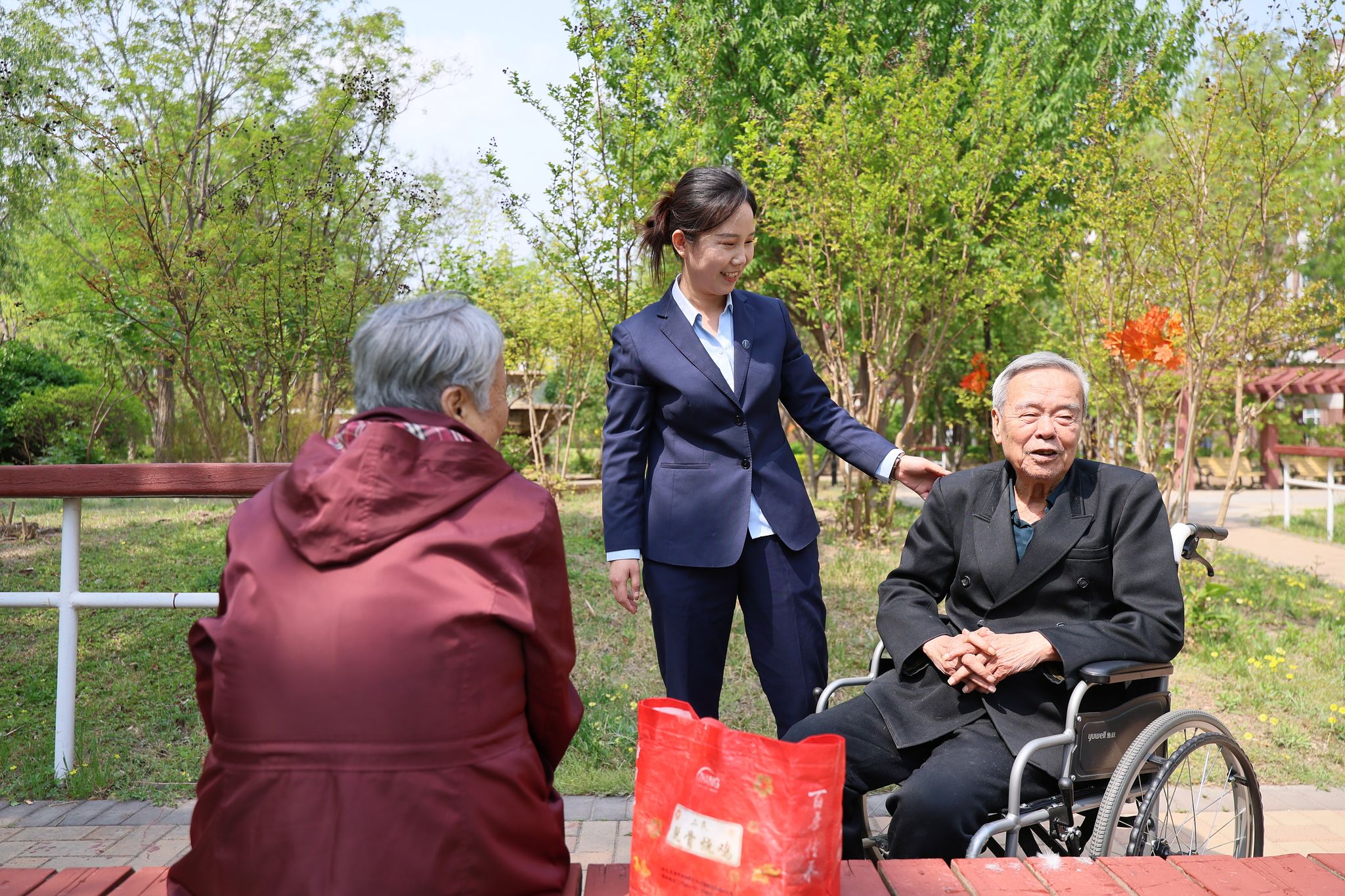 지난 4월 23일(현지시간) 중국 톈진 빈하이신구 제1노인요양센터에서 직원이 노인들과 이야기를 나누고 있다. 신화=연합뉴스