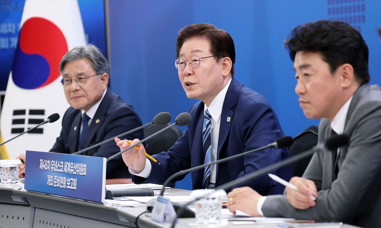 이재명 대통령이 27일 부산 해운대구에서 열린 제48차 유네스코 세계유산위원회 개최 준비 현황 보고회에서 회의에 참석한 정부 관계자들에게 질문하고 있다. 청와대사진기자단