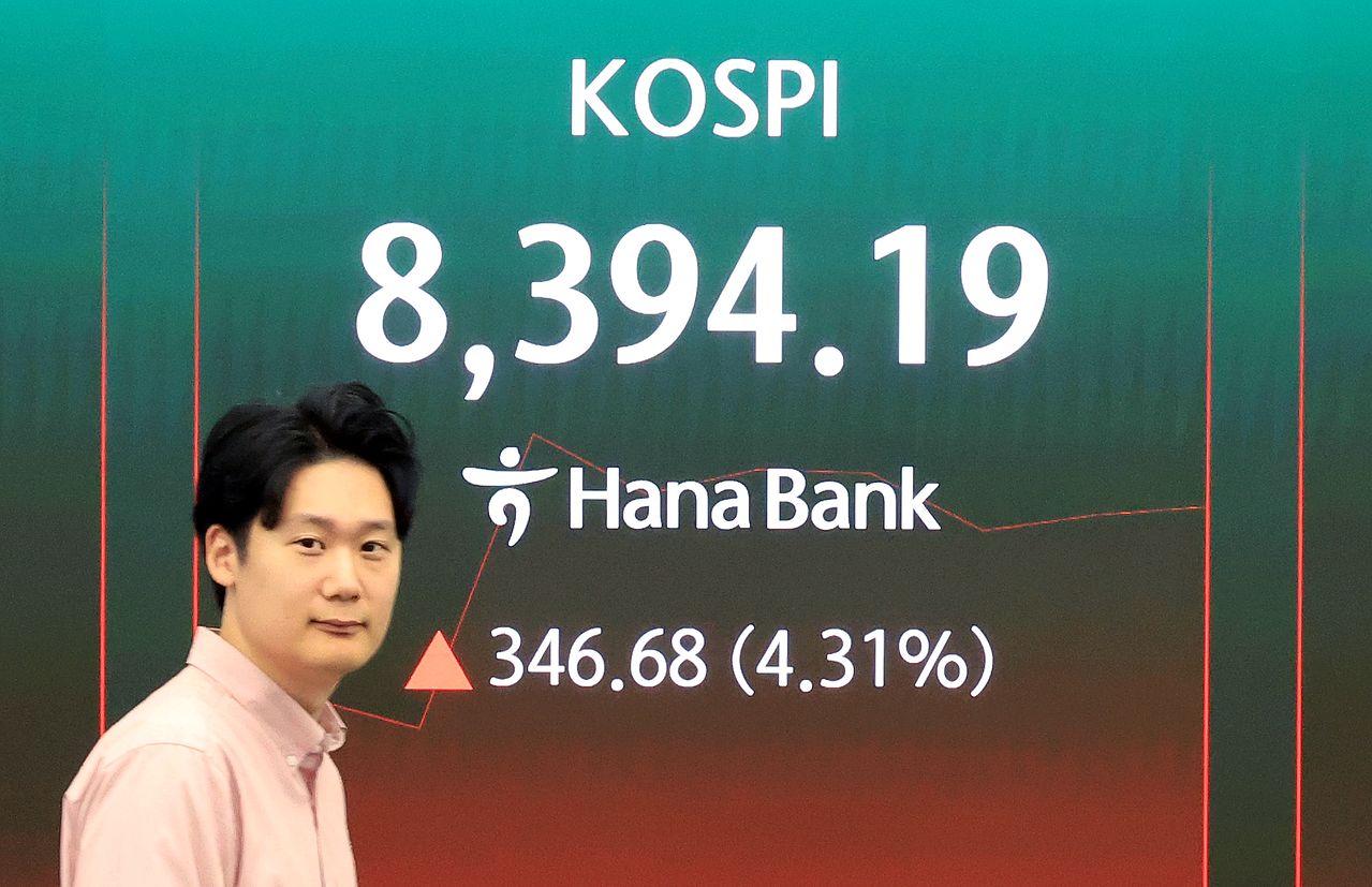 27일 서울 중구 하나은행 딜링룸 현황판에 코스피 등 증시가 표시되고 있다. 이날 코스피는 전날보다 194.61포인트(2.42%) 오른 8242.12로 출발했다. 뉴스1