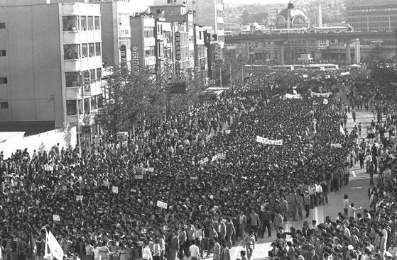  '서울역 회군'으로 불리는 1980년 5월 15일, 서울역 광장에 집결한 학생 시위대 모습. 이전에도 대학생과 재야세력을 중심으로 시위가 계속됐으며 이날 시위가 최고조에 달했다. 하지만 학생회장단 결의로 자진 해산했다.[중앙포토]