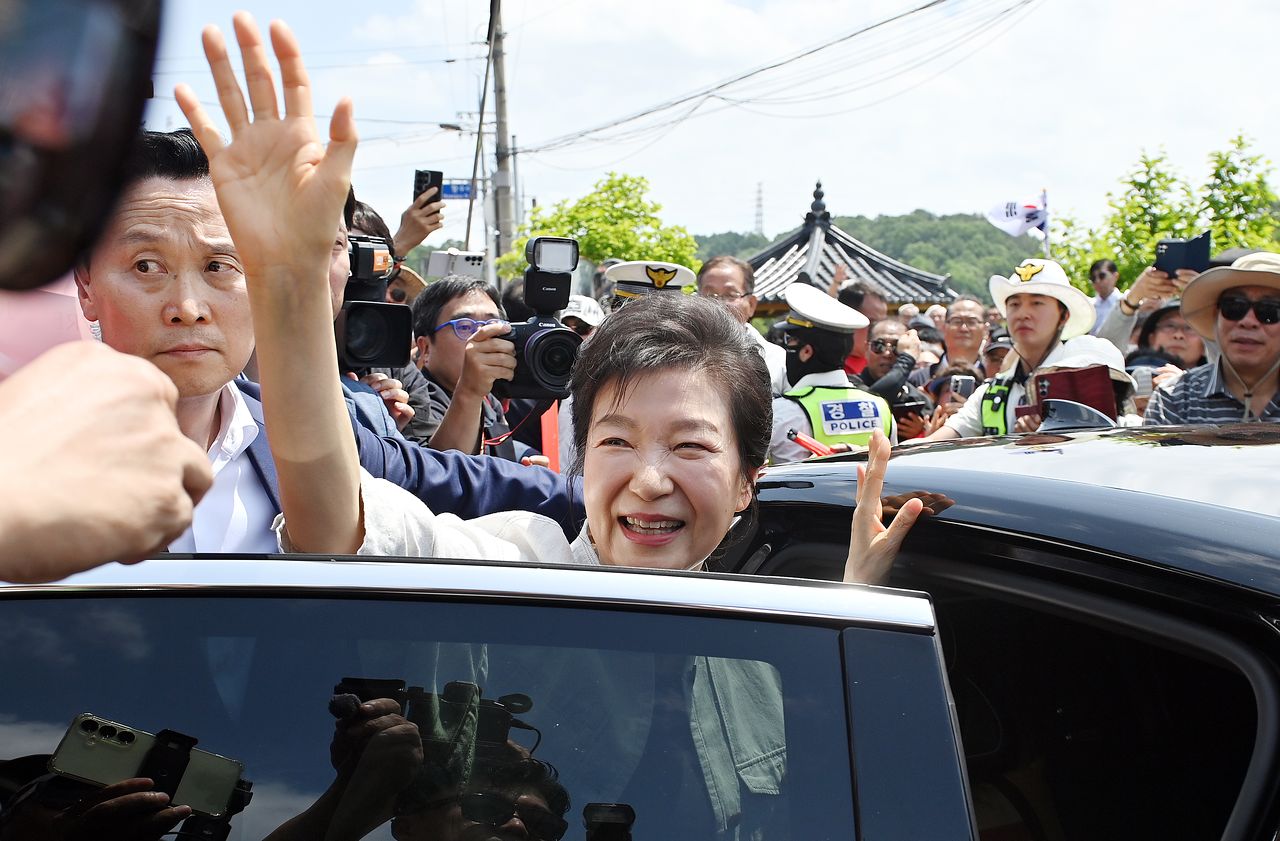 박근혜 전 대통령이 25일 충북 옥천 고 육영수 여사 생가를 방문해 지지자들과 인사하고 있다. 김성태 객원기자