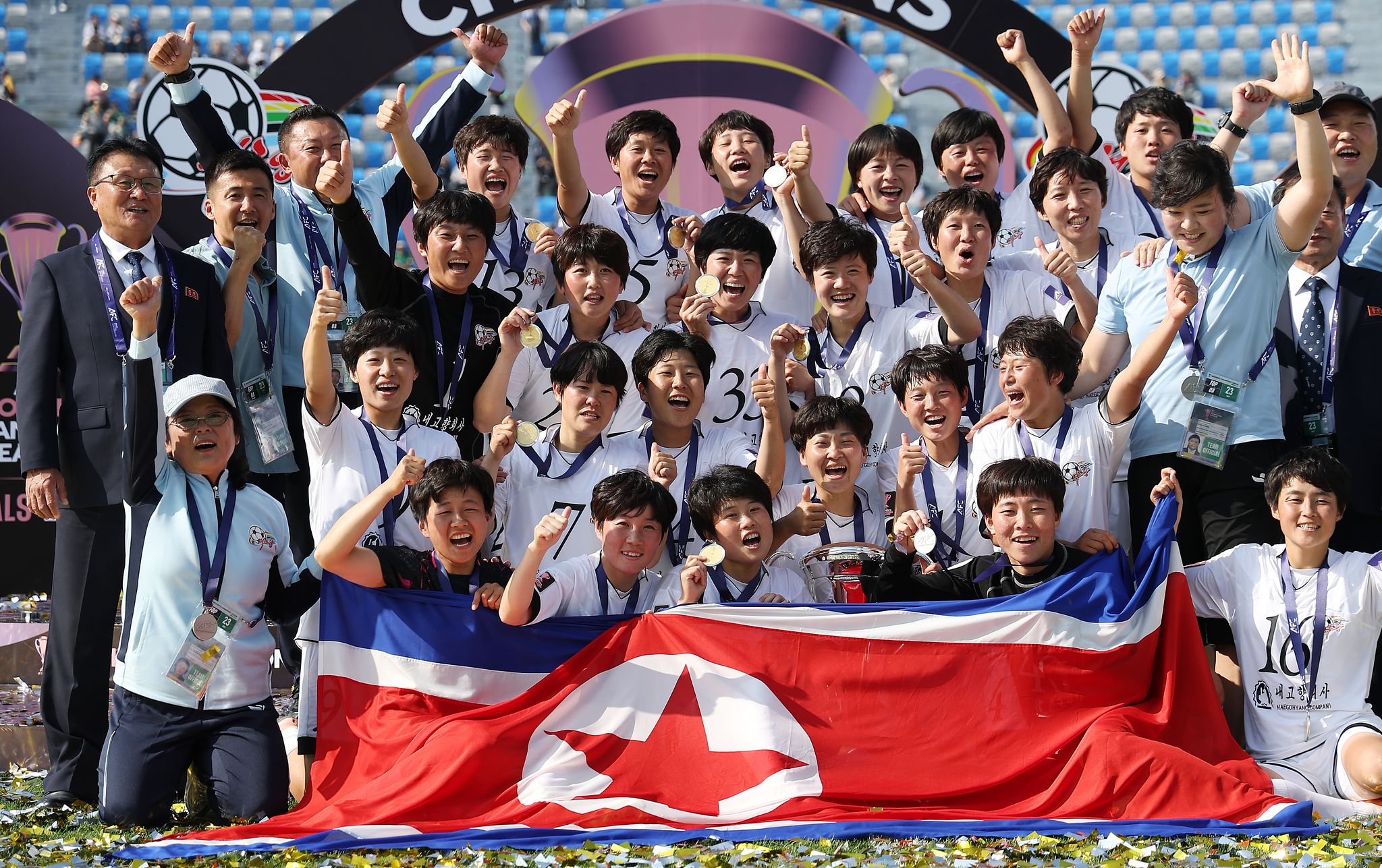 우승 직후 인공기를 펼쳐들고 환호하는 내고향여자축구단 선수들. 연합뉴스