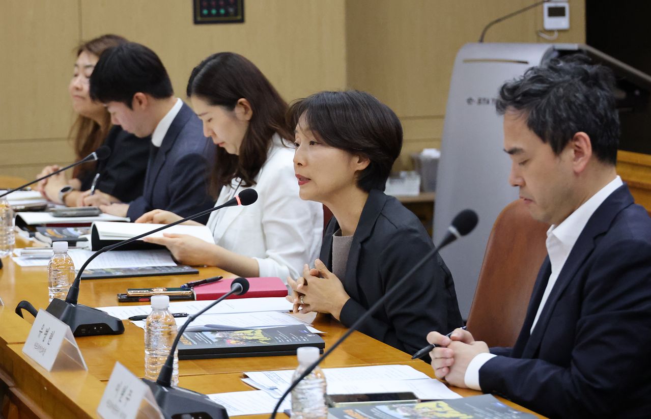 정의혜 외교부 차관보가 26일 오후 서울 종로구 정부서울청사 별관 외교부에서 열린 한-아프리카 외교장관회의 계기 시민사회 정책제안서 전달식에서 인사말을 하고 있다.   이날 회의에서는 인적교류 및 문화예술 분야, 국제보건ㆍ말라리아 퇴치 등에 대한 정책이 제안됐다. 연합뉴스