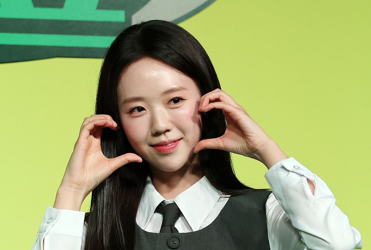 방송인 지예은이 19일 오전 서울 종로구 JW 동대문 메리어트 호텔에서 열린 넷플릭스 새 예능프로그램 ‘유재석 캠프’ 제작발표회에 참석해 포즈를 취하고 있다.   ‘유재석캠프’는 초보 캠프장 유재석과 예측 불가 직원 이광수, 변우석, 지예은이 숙박객들과 떠들어 재끼고, 놀아 재끼고, 까불어 재끼며 일상 탈출을 완성하는 단체 캠프 예능으로 오는 26일 공개됐다. 뉴스1