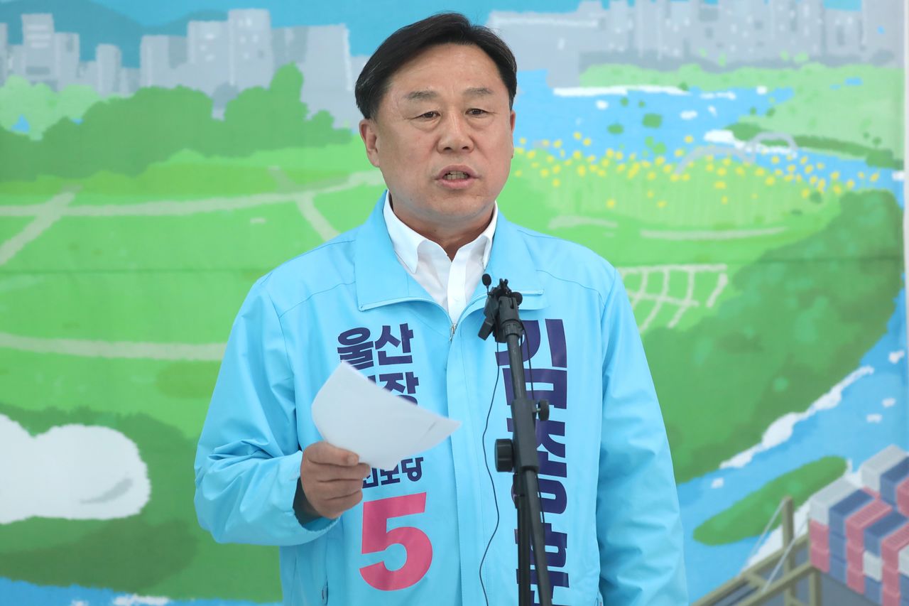 김종훈 진보당 울산시장 후보가 지난 25일 울산 남구 소재 자신의 선거사무소에서 기자회견을 열고 단일화 여론조사 중단과 관련한 입장을 밝히고 있다. 뉴스1