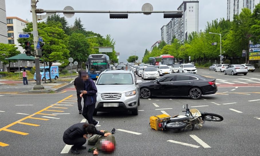 지난 21일 전북경찰청 광역과학수사1팀 소속 수사관들이 감식 업무를 마치고 복귀하던 중 오토바이 교통사고를 목격하고 즉시 구조 활동에 나섰다. 사진 전북경찰청