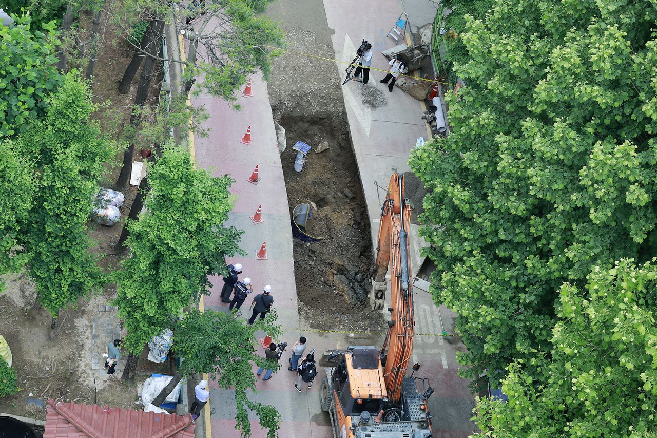 27일 매몰사고로 작업자 1명이 숨진 서울 강남구 수서역 인근 하수관로 정비공사 현장이 통제되고 있다.뉴스1