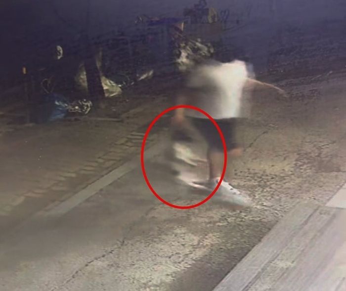 충남 당진시 채운동 한 사업장에서 키우던 반려견을 학대하는 20대 남성 A씨의 모습. 연합뉴스