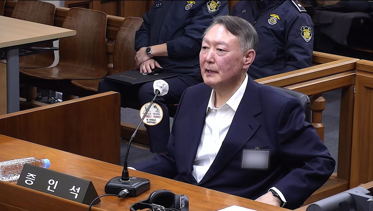 윤석열 전 대통령이 2025년 11월 19일 서울 서초구 서울중앙지방법원에서 열린 한덕수 전 국무총리의 내란 재판에 증인으로 출석해 한 전 총리가 계엄 선포에 반대했다는 취지로 증언하고 있다. 연합뉴스