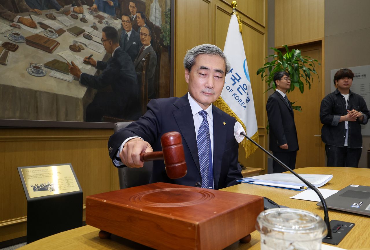 신현송 한국은행 총재가 28일 오전 서울 중구 한국은행에서 열린 금융통화위원회 본회의에 참석해 의사봉을 두드리고 있다. 사진공동취재단