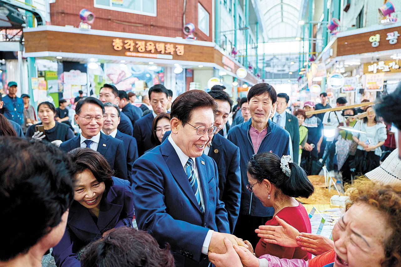 이재명 대통령과 김혜경 여사가 27일 부산 영도구 남항시장을 방문해 시민들과 인사하고 있다. 청와대 제공
