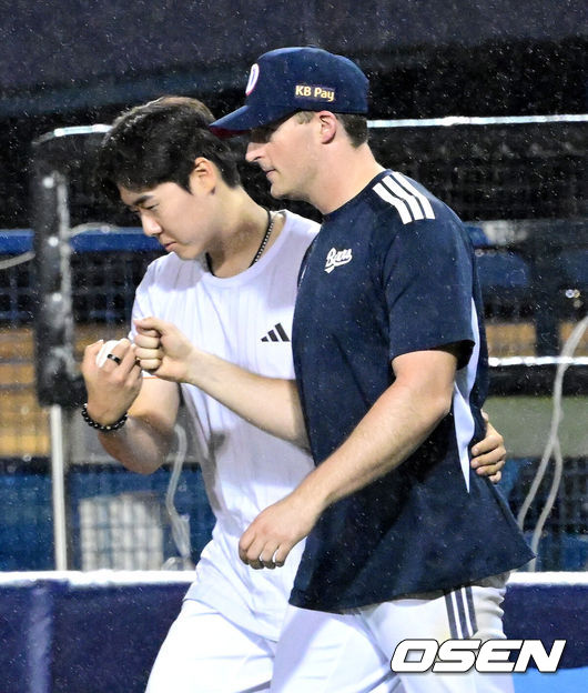 [OSEN=잠실, 최규한 기자] 웨스 벤자민이 이강철 감독이 보는 앞에서 7이닝 무실점 완벽투를 선보이며친정에 비수를 제대로 꽂았다.프로야구 두산 베어스는 27일 서울 잠실구장에서 열린 2026 신한 SOL KBO리그 KT 위즈와의 시즌 5차전에서 5-0 완승을 거뒀다.전날 0-6 완패를 설욕한 두산은 4연패를 끊어내며 시즌 23승 1무 26패를 기록했다. 반면 연승에 실패한 KT는 28승 1무 20패가 됐다.경기를 마치고 두산 승리투수 웨스 벤자민이 최승용과 인사를 나누고 있다. 2026.05.27 / dreamer@osen.co.kr