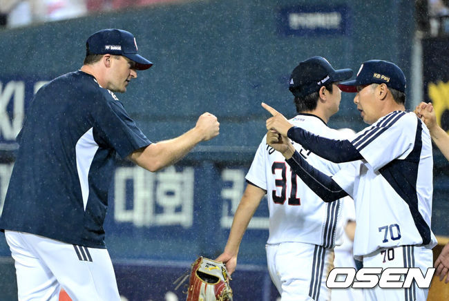 [OSEN=잠실, 최규한 기자] 웨스 벤자민이 이강철 감독이 보는 앞에서 7이닝 무실점 완벽투를 선보이며친정에 비수를 제대로 꽂았다.프로야구 두산 베어스는 27일 서울 잠실구장에서 열린 2026 신한 SOL KBO리그 KT 위즈와의 시즌 5차전에서 5-0 완승을 거뒀다.전날 0-6 완패를 설욕한 두산은 4연패를 끊어내며 시즌 23승 1무 26패를 기록했다. 반면 연승에 실패한 KT는 28승 1무 20패가 됐다.경기를 마치고 승리한 두산 김원형 감독과 승리투수 웨스 벤자민이 인사를 나누고 있다. 2026.05.27 / dreamer@osen.co.kr