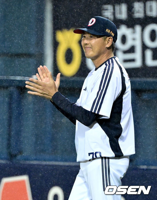 [OSEN=잠실, 최규한 기자] 웨스 벤자민이 이강철 감독이 보는 앞에서 7이닝 무실점 완벽투를 선보이며친정에 비수를 제대로 꽂았다.프로야구 두산 베어스는 27일 서울 잠실구장에서 열린 2026 신한 SOL KBO리그 KT 위즈와의 시즌 5차전에서 5-0 완승을 거뒀다.전날 0-6 완패를 설욕한 두산은 4연패를 끊어내며 시즌 23승 1무 26패를 기록했다. 반면 연승에 실패한 KT는 28승 1무 20패가 됐다.경기를 마치고 승리한 두산 김원형 감독이 선수들을 맞이하며 박수를 보내고 있다. 2026.05.27 / dreamer@osen.co.kr