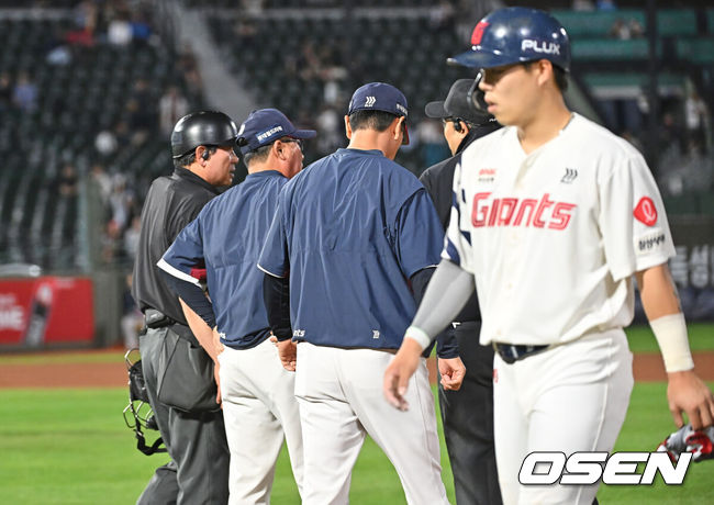 [OSEN=부산, 이석우 기자] 27일 부산 사직야구장에서 2026 신한 SOL KBO 리그 롯데 자이언츠와 LG 트윈스의 경기가 열렸다. 홈팀 롯데는 나균안이, 방문팀 LG는 치리노스가 선발 출전했다.롯데 자이언츠 김태형 감독이 9회말 3루수 맞고 유격수 1루타를 치고 2루까지 쇄도했으나 아웃된 고승민의 판정에 항의하고 있다. 2026.05.27 / foto0307@osen.co.kr