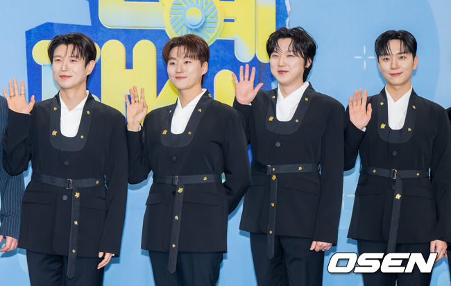 [OSEN=박준형 기자] 2025 KBS 연예대상이 20일 오후 서울 여의도 KBS 신관 공개홀에서 진행됐다.이날 가수 이찬원, 배우 이민정, 코미디언 문세윤이 MC를 맡았다. 시청자들의 사전 선호도 조사와 생방송 문자 투표로 결정되는 ‘최고의 프로그램상’은 ‘2025 KBS 연예대상’의 하이라이트로 손꼽힌다. 올해는 ‘개그콘서트’, ‘1박 2일’, ‘불후의 명곡’, ‘슈퍼맨이 돌아왔다’, ‘살림하는 남자들’, ‘사장님 귀는 당나귀 귀’, ‘신상출시 편스토랑’, ‘더 시즌즈’까지 총 8팀이 후보에 올랐다.포레스텔라가 포즈를 취하고 있다.   2025.12.20 / soul1014@osen.co.kr
