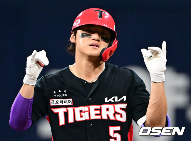 [OSEN=고척, 조은정 기자]26일 오후 서울 고척스카이돔에서 2026 신한 SOL KBO 리그 키움 히어로즈와 KIA 타이거즈의 경기가 열렸다.이날 경기에 키움은 안우진을, KIA는 김태형을 선발투수로 내세웠다.7회초 2사 만루에서 KIA 김도영이 싹쓸이 3타점 2루타를 날린 뒤 세리머니를 하고 있다. 2026.05.26 /cej@osen.co.kr