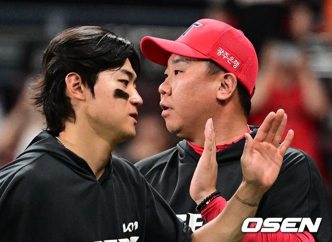 [OSEN=고척, 지형준 기자] 프로야구 KIA 타이거즈가 대포 네 방을 앞세워 5연승을 달성했다.이범호 감독이 이끄는 KIA는 27일 서울 고척스카이돔에서 열린 2026 신한 SOL KBO리그 키움 히어로즈와의 원정경기에서 9-2로 승리했다. 이날 승리로 위닝시리즈를 확보, 5연승을 질주한 KIA는 시즌 전적 27승22패1무를 만들었다. 반면 키움은 4연패에 빠지며 10개 팀 중 가장 먼저 30패(20승1무)를 찍었다.KIA 이범호 감독과 김도영과 승리 하이파이브를 하고 있다. 2026.05.27/ jpnews@osen.co.kr