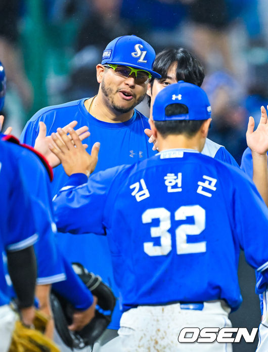 [OSEN=인천, 민경훈 기자] 27일 인천SSG랜더스필드에서 2026 신한 SOL KBO리그 SSG 랜더스와 삼성 라이온즈의 경기가 열렸다.이 경기에서 삼성이 SSG에 4-1로 승리했다. 삼성은 SSG을 8연패에 몰아넣으며 2연승을 거뒀다.경기를 마치고 삼성 승리투수 후라도가 동료들과 승리의 기쁨을 나누고 있다. 2026.05.27/ rumi@osen.co.kr