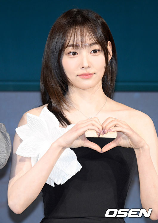 [OSEN=조은정 기자]넷플릭스 시리즈 '기리고' 하이라이트 시사 및 기자간담회가 2일 서울 용산구 CGV 용산아이파크몰에서 열렸다.‘기리고’는 소원을 이뤄주는 어플리케이션 ‘기리고’의 저주로 인해 갑작스러운 죽음을 예고 받은 고등학생들이 그 저주를 피하기 위해 고군분투하는 이야기. 영 어덜트는 고등학교를 배경으로 학생들이 주인공인 장르다.배우 강미나가 포즈를 취하고 있다. 2026.04.21/cej@osen.co.kr