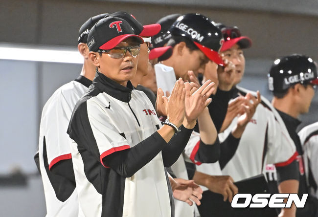 [OSEN=부산, 이석우 기자] 27일 부산 사직야구장에서 2026 신한 SOL KBO 리그 롯데 자이언츠와 LG 트윈스의 경기가 열렸다. 홈팀 롯데는 나균안이, 방문팀 LG는 치리노스가 선발 출전했다.LG 트윈스 염경엽 감독이 롯데 자이언츠에 8-6으로 승리한 후 축하 박수를 치고 있다. 2026.05.27 / foto0307@osen.co.kr