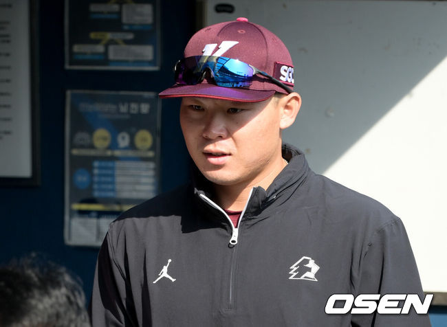 [OSEN=잠실, 조은정 기자]22일 서울 잠실야구장에서 ‘2026 신한 SOL Bank KBO리그’ LG 트윈스와 키움 히어로즈의 경기가 열린다.홈팀 LG는 이정용, 방문팀 키움은 로젠버그를 선발로 내세웠다.키움 새 외국인 타자 케스턴 히우라가 훈련에 나서고 있다. 2026.05.22 /cej@osen.co.kr