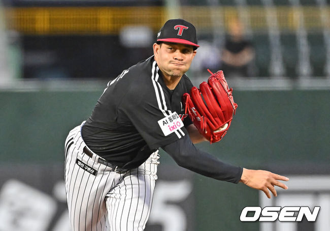 [OSEN=부산, 이석우 기자] 27일 부산 사직야구장에서 2026 신한 SOL KBO 리그 롯데 자이언츠와 LG 트윈스의 경기가 열렸다. 홈팀 롯데는 나균안이, 방문팀 LG는 치리노스가 선발 출전했다.LG 트윈스 선발 투수 치리노스가 역투하고 있다. 2026.05.27 / foto0307@osen.co.kr