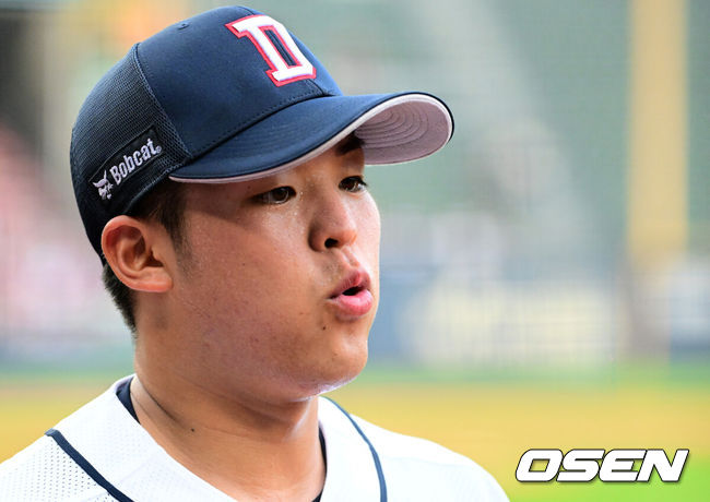 [OSEN=잠실, 지형준 기자] 25일 오후 서울 잠실야구장에서2024 신한 SOL Bank KBO리그 두산 베어스와 키움 히어로즈의 경기가 열렸다.두산은 단기 외국인투수 시라카와를, 키움은 루키 김윤하를 선발로 내세웠다.1회 수비를 마친 두산 시라카와가 숨을 몰아쉬고 있다. 2024.07.25 / jpnews@osen.co.kr