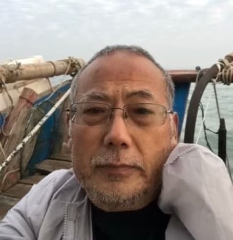 충남 태안 앞바다에서 고무보트를 타고 영해에 진입해 해경에 붙잡힌 중국 반체제 인사 둥광핑(68). 사진=셩쉐 엑스(X) 갈무리. 뉴스1